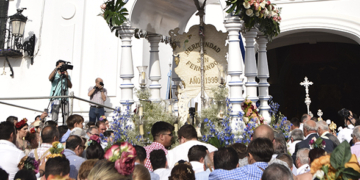 La Hermandad del Rocío de San Fernando se presentó ante la Matriz de Almonte