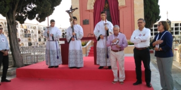 Los hermanos de Medinaceli cumplieron la tradición del rezar el Rosario en el cementerio