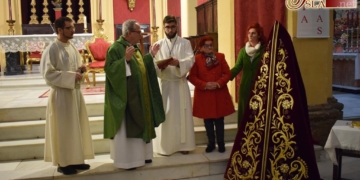 Los hermanos de Columna bendicen un nuevo manto para la Virgen de las Lágrimas