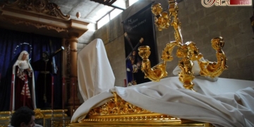 La llegada de la parihuela de la Candelaria da comienzo a la preparación del Vía-Crucis del Consejo
