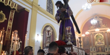 La lluvia obligó a realizar en el interior de la Pastora el Vía-Crucis de Misericordia