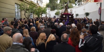 El frío de la noche no puede con el calor de toda una ciudad rendida a Jesús Nazareno