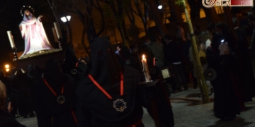 Rosario abre el final de una Semana Santa con los rezos de sus hermanos por el Parque