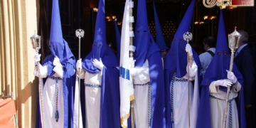 Cristo Rey anima a sus hermanos a hacerse fotos con la túnica el Domingo de Ramos