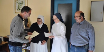 La Venera entrega lo recaudado en sus itinerarios al albergue de San Vicente de Paúl