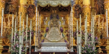 La Virgen del Rocío preparada para la salida extraordinaria por el centenario de su Coronación