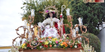 Marchas, cánticos y petaladas para la Pastora de Chiclana en su salida procesional