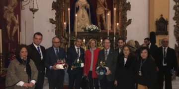 Columna entregó las coronas a los emisarios de los Reyes Magos ante sus Titulares