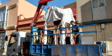 Los cofrades de Servitas llevan el templete a restaurar al carpintero Enrique Gonzálvez