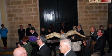 El Cristo de la Vera-Cruz recorrió, de forma austera y silente, las calles de su barrio