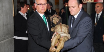 El pregonero de la Semana Santa llevó al Cristo de la Vera-Cruz a su altar de Besapié
