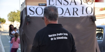 La cuadrilla de cargadores del Cristo de la Almadraba realizó un ensayo solidario