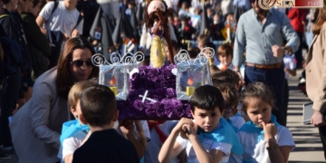 Los niños y niñas de Infantil de la Compañía sacaron a la calle su particular procesión