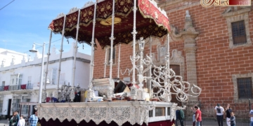 Con el traslado del palio se inicia el trabajo en la Iglesia Mayor de los cofrades de Nazareno