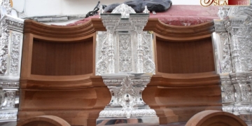 El paso de la Hermandad de la Caridad ya luce la nueva capilla de plata en su canasto
