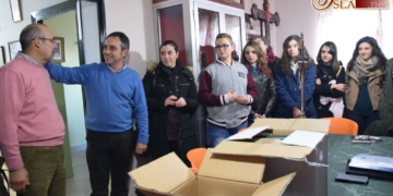 Los jóvenes de Cristo Rey regalan el incienso y las velas del paso para la salida de Vera-Cruz