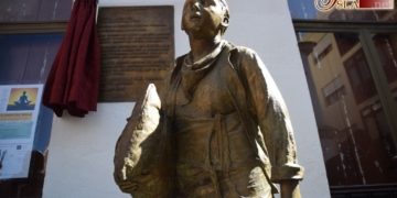 Inaugurado el monumento al cargador en la confluencia de Rosario y González Hontoria