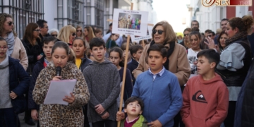 Los niños de catequesis de la Pastora rezaron el Vía-Crucis por las calles del barrio