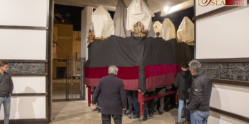 El paso de Afligidos llega a la Parroquia del Cristo abriendo el tiempo de los traslados