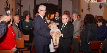 Juan Carlos Muñoz y Antonio Puerta llevaron al Cristo de la Vera-Cruz al altar de Besapiés
