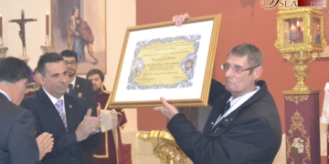 José Manuel Añino Puerta recoge emocionado el título de hermano de honor del Gran Poder