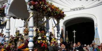 El Simpecado y los romeros de La Isla desfilaron ante la ermita de la Virgen del Rocío