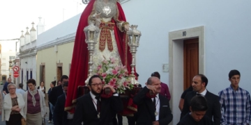 La Virgen de los Desamparados volvió el sábado a su capilla en rosario de antorchas