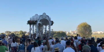 La carreta con el Simpecado del Rocío de San Fernando y sus peregrinos llegaron a la aldea