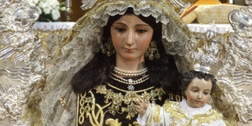 El besamano a la Virgen del Carmen del Santo Ángel antecede a la Novena y la procesión