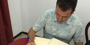 Díaz Arnido se documenta para elaborar el cartel del 75 aniversario de la Caridad
