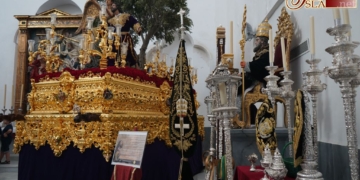 Estrenos y un monte de rosas rojas para el Señor del Huerto en el Vía-Crucis Diocesano