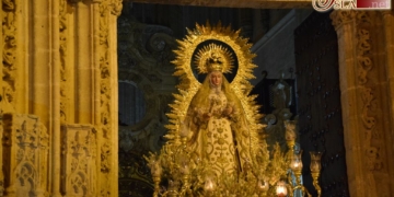 La Virgen de las Nieves procesionó en su festividad por las calles de Arcos