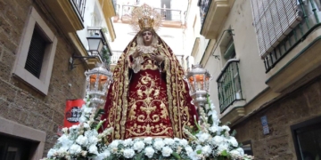 Los rosarios de la aurora de Amargura y Caridad cerraron el fin de semana cofrade en Cádiz