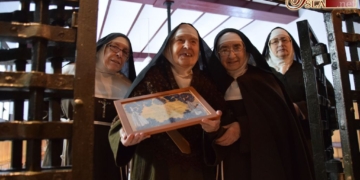 Las Capuchinas nombradas hermanas de honor de la Hermandad de la Resurrección