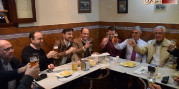 La tertulia ‘Papelón al cuadril’ celebró su anual convivencia junto al pregonero