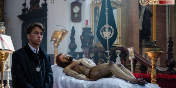 Un caluroso Domingo de Pasión llena de fieles los templos para contemplar los Besamanos