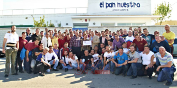 Las cuadrillas de Nazareno y Dolores entregaron 600 euros al comedor social El Pan Nuestro
