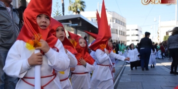 El fuerte viento de Levante no puede con las ganas de cofradías de los escolares del Liceo