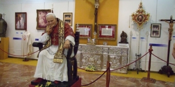 El Mercantil sevillano acogió la exposición «Santo Padre: la huella del pescador en Sevilla»