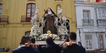 La imagen de Santa Teresa de Jesús trasladada a La Salle por el fuerte viento