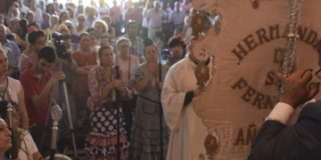 Levante y calor en el regreso de los rocieros isleños a la Sagrada Familia