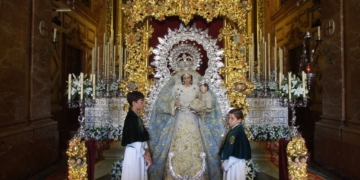 La festividad del Rosario se adelantó en Sevilla el fin de semana con cuatro besamanos