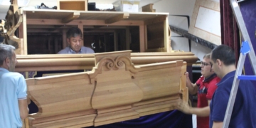 Guzmán Fernández retira la canastilla del paso de templete de Servitas para tallarla