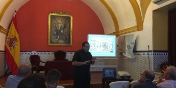 El Padre David Gutiérrez ahonda en el misterio de la Santa Cruz en Santa Elena