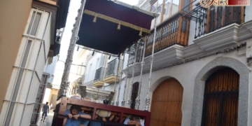 El paso de palio de la Virgen de la Trinidad pasa por las calles La Herrán y Murillo