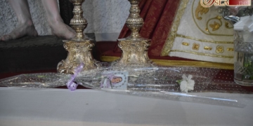 Un clavel y una estampa: La Virgen del Rosario junto al resto de advocaciones de la ciudad