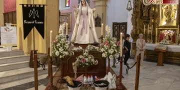 Flores y víveres para la Virgen del Rosario en el último día de sus cultos