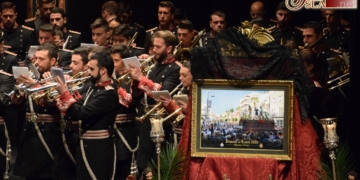 El Teatro de Las Cortes se queda pequeño para la presentación del cartel de Columna