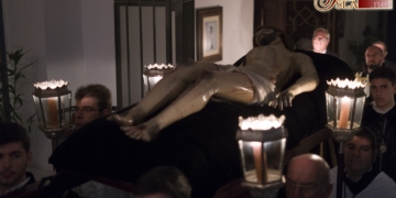 El Santísimo Cristo Yacente recorrió el interior del Carmen en un soberbio Vía-Crucis