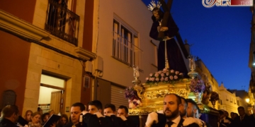 Jesús Nazareno arremolina tras de sí a cientos de devotos en su Vía-Crucis
